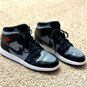 Size 6.5 Jordan 1’s. Clean soles, well taken care of.